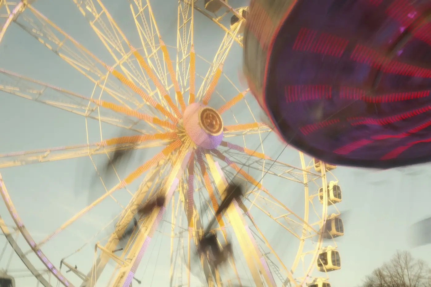 Reuzenrad van een kermis in beweging tegen een heldere lucht