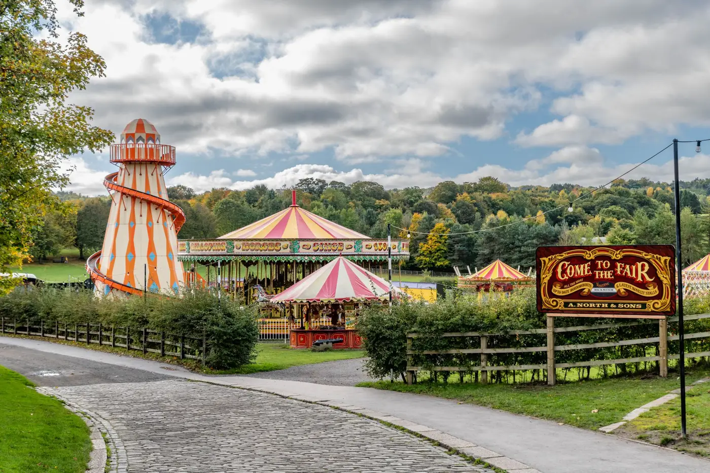 Kermisattracties met een draaimolen op een traditioneel volksfeestterrein