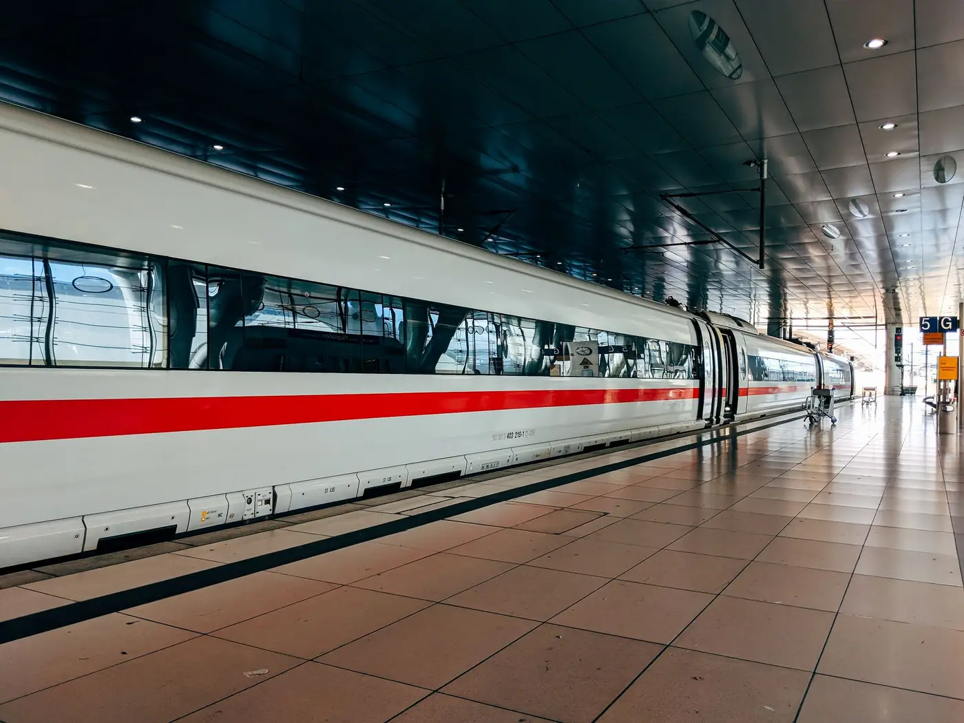 Witte hogesnelheidstrein op een perron in Duitsland