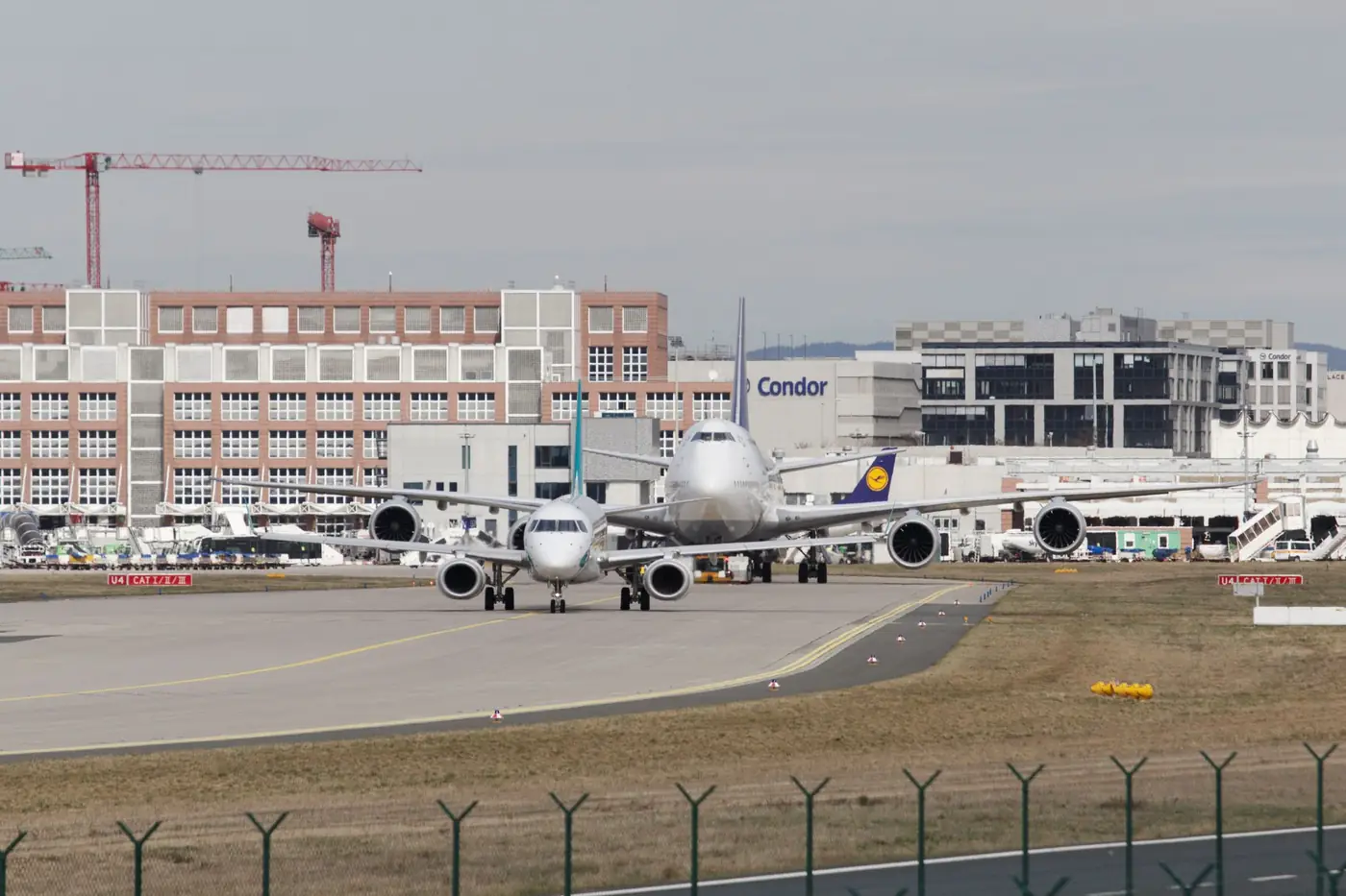 Vliegtuigen op het platform van Frankfurt Airport