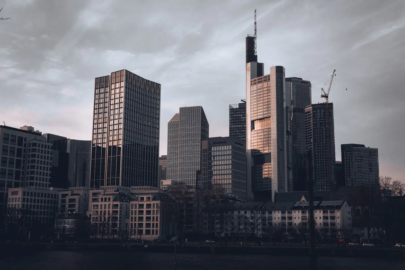 Skyline van Frankfurt am Main met wolkenkrabbers in de avondschemering