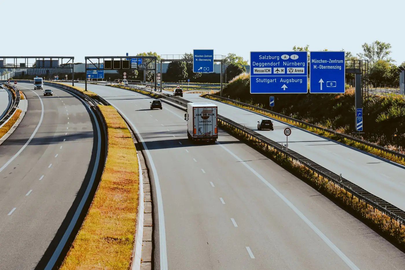 Luchtfoto van een Duitse snelweg met verkeer