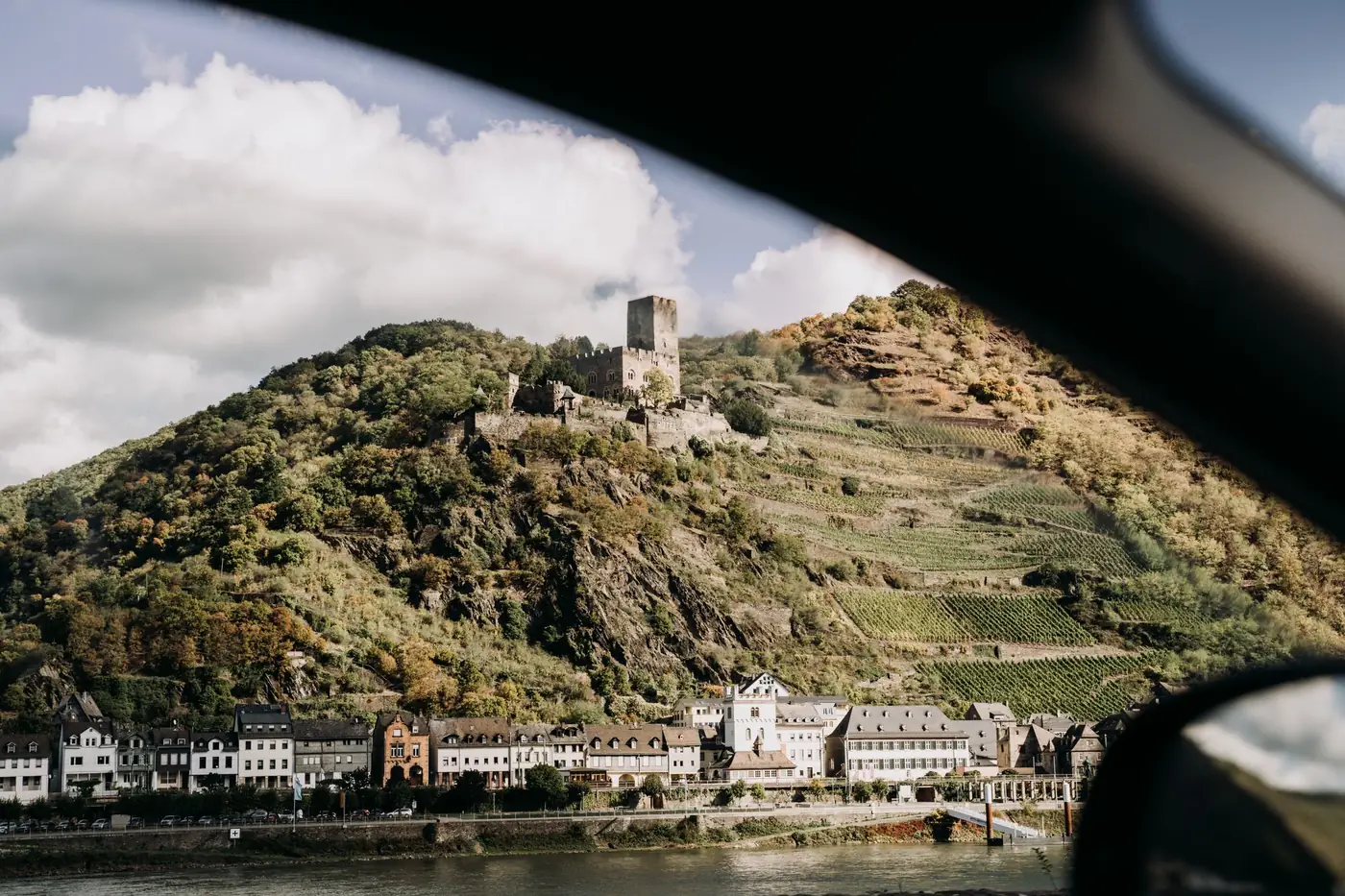 Uitzicht over het Rijndal met heuvels en bebouwing bij Koblenz