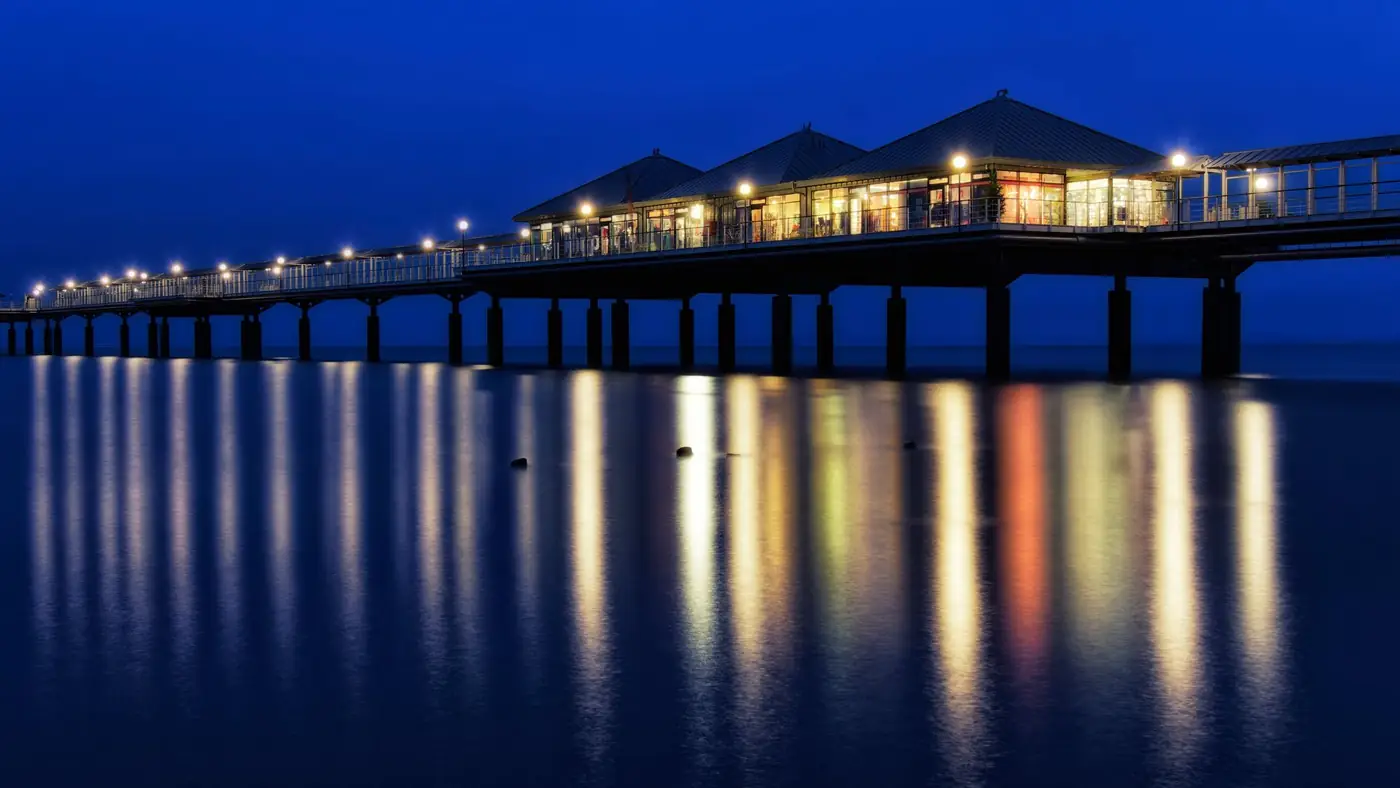 Verlichte pier bij Heringsdorf op Usedom in de avondschemering