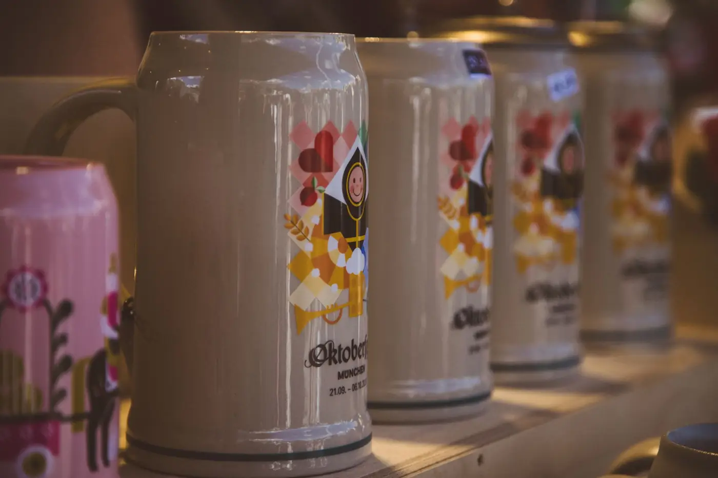 Rij bierpullen met bier op een tafel tijdens het Oktoberfest