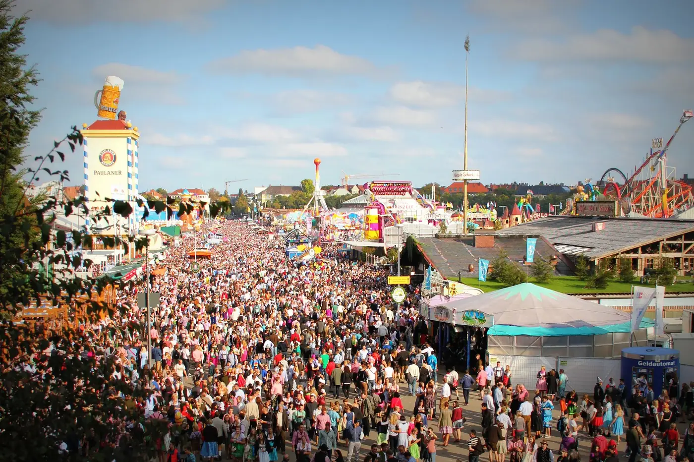 Grote menigte bezoekers bij de kermisattracties van het Oktoberfest in München