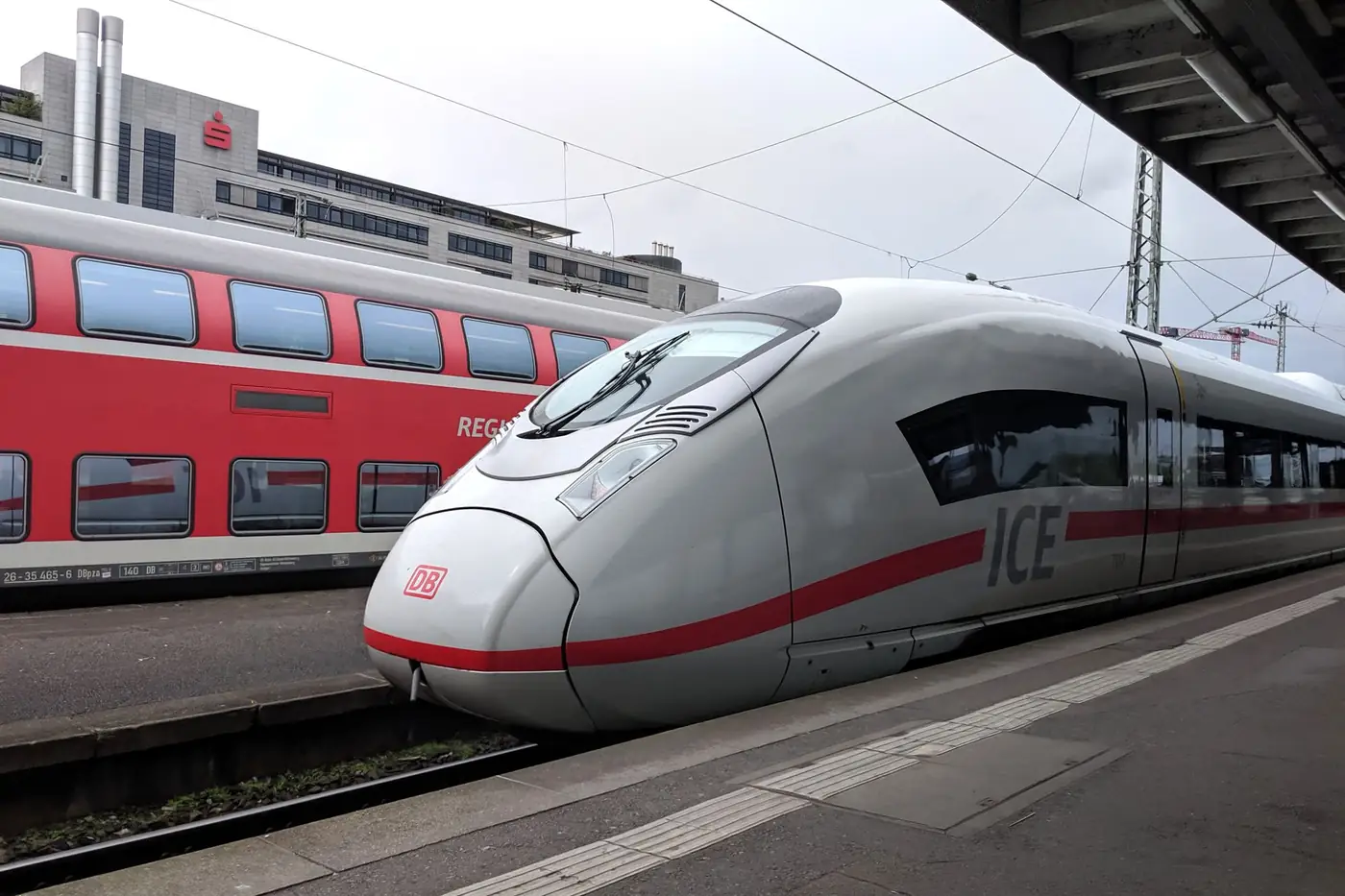 Treinen op het spoor bij een station in Stuttgart