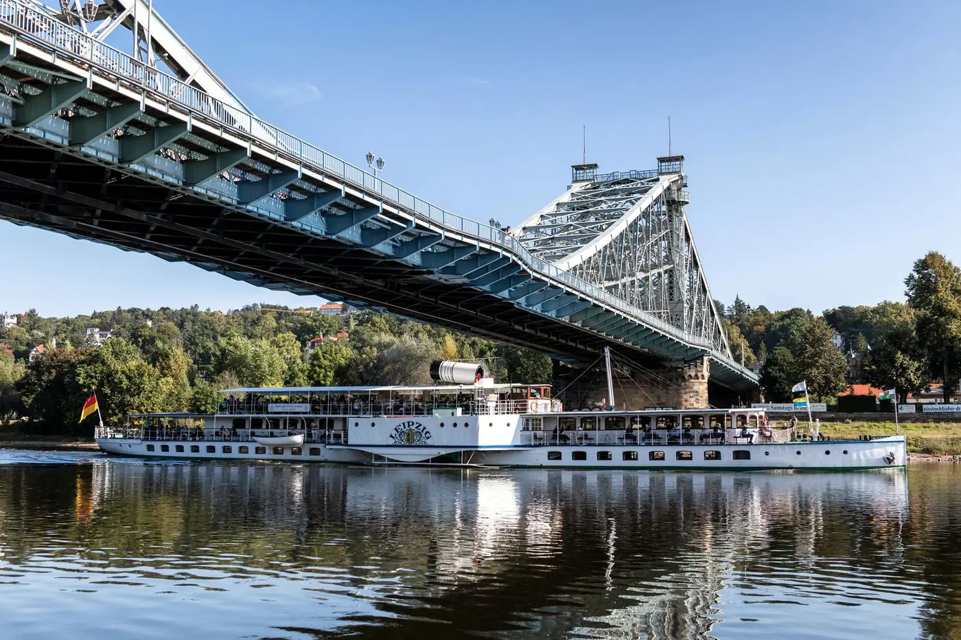 Blaues Wunder brug over de Elbe bij Dresden met een historische raderstoomboot