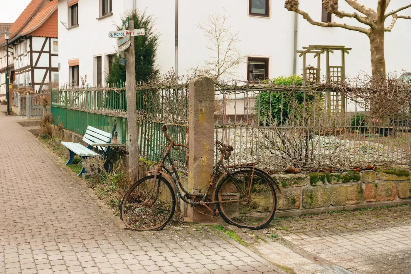 A vintage bicycle by a timbered house in Eschwege, Germany, exudes rustic charm.