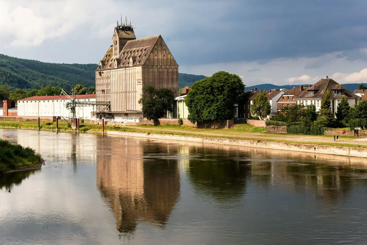 Idyllic view of a historic building by the Weser River in Holzminden, showcasing architectural charm.