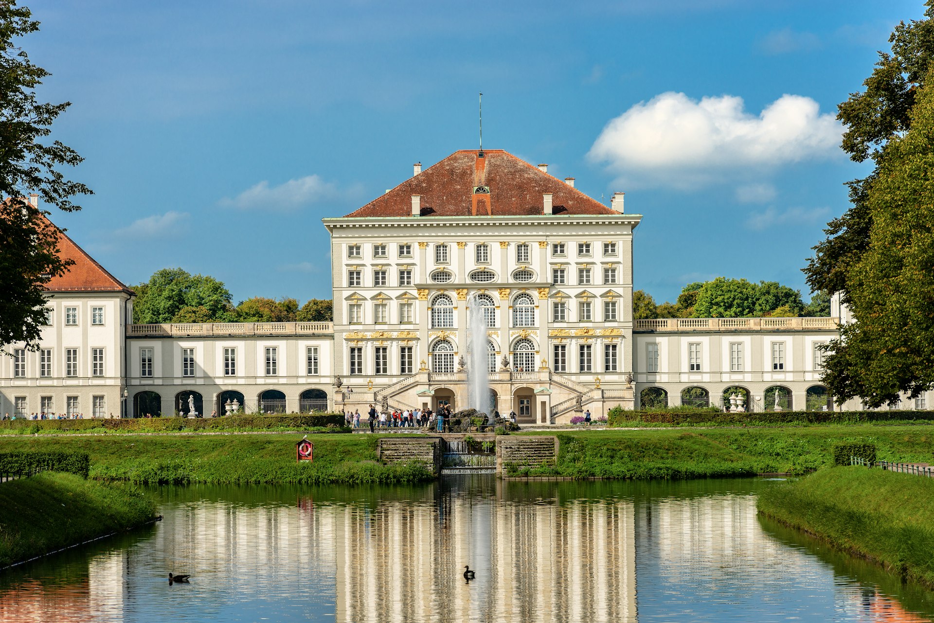 Het terrein van Schloss Nymphenburg weerspiegeld in de rivier