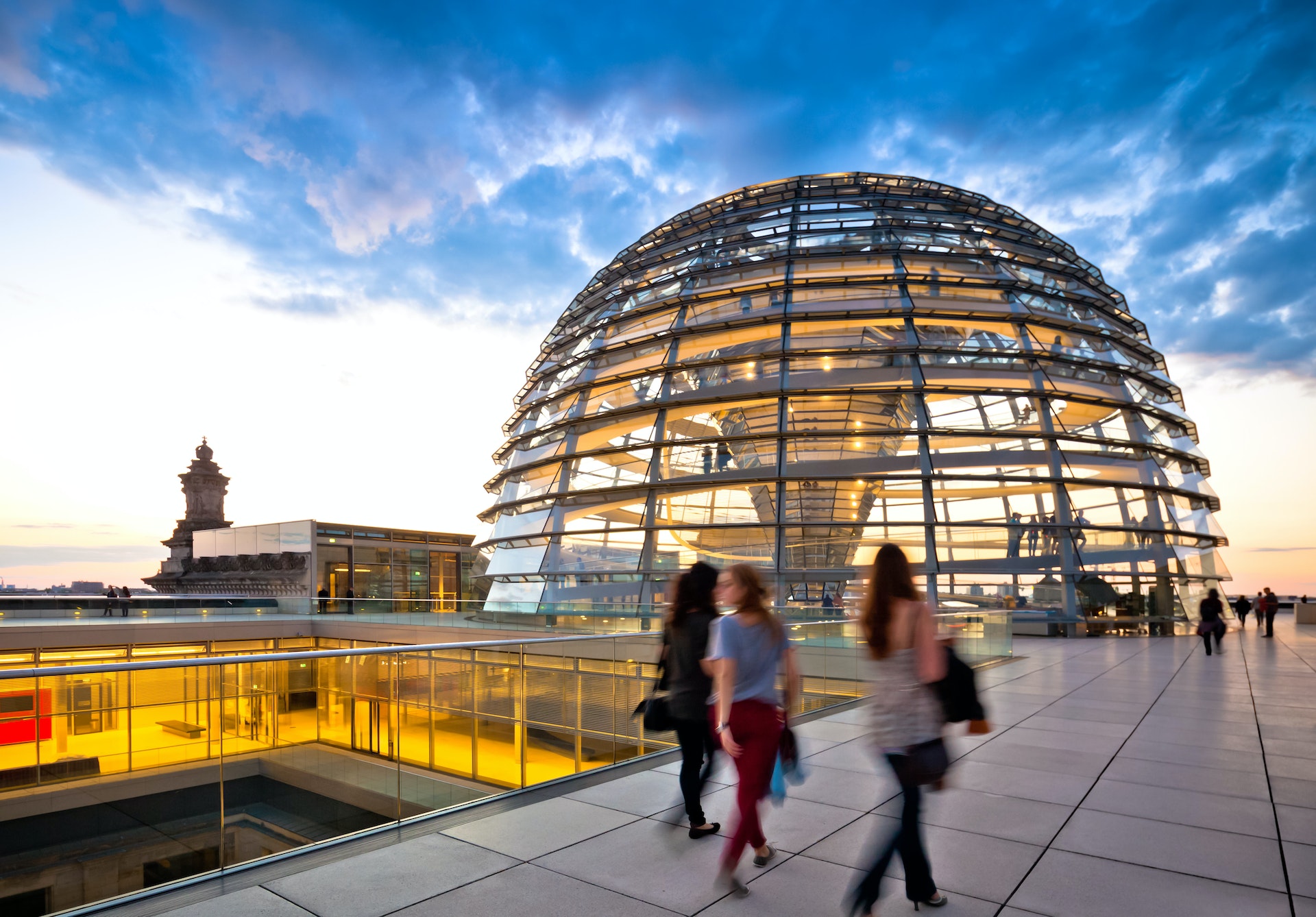 Toeristen lopen naar de Reichstag Dome, Berlijn