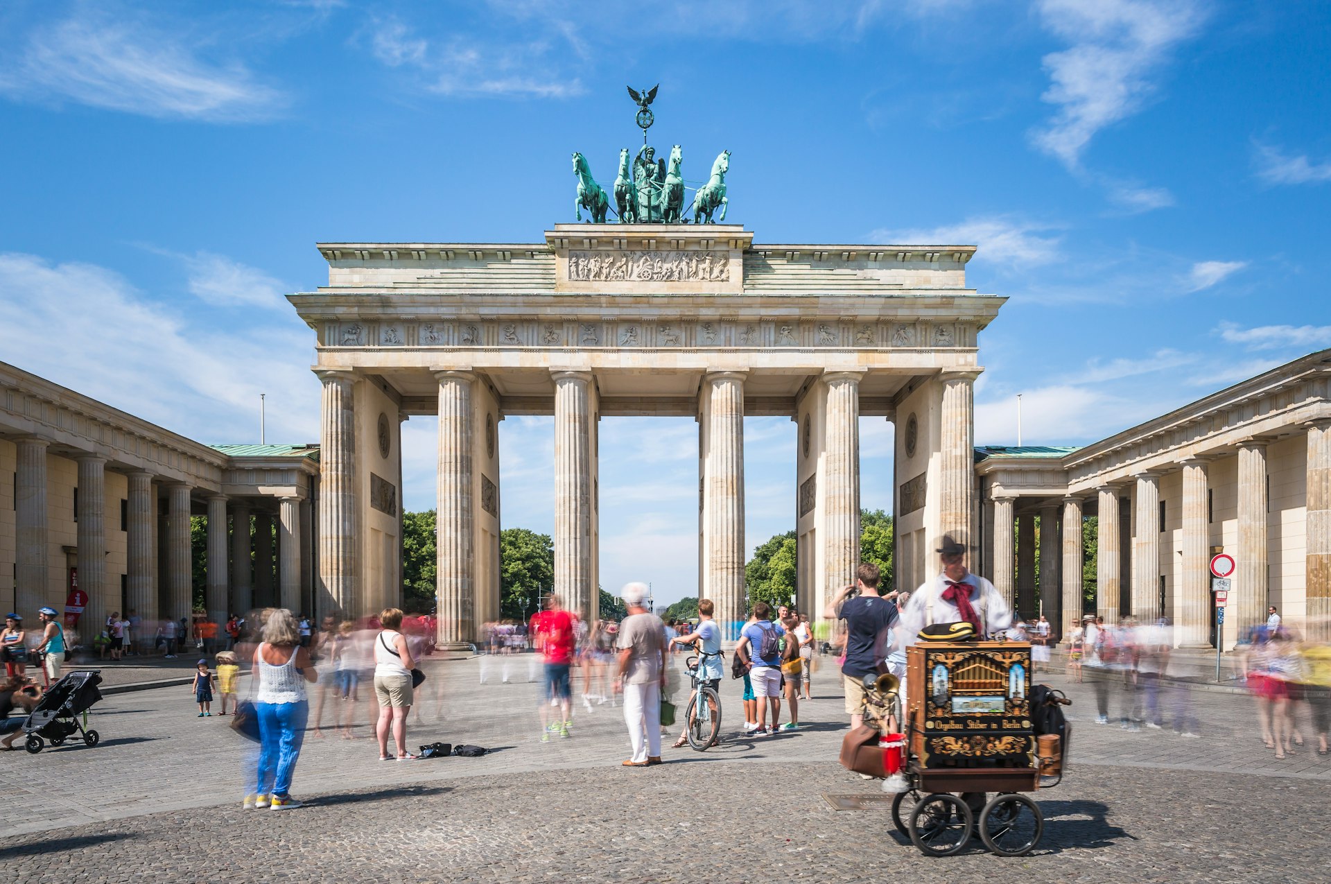 Brandenburger Tor in Berlijn op een zonnige dag met een draaiorgel 