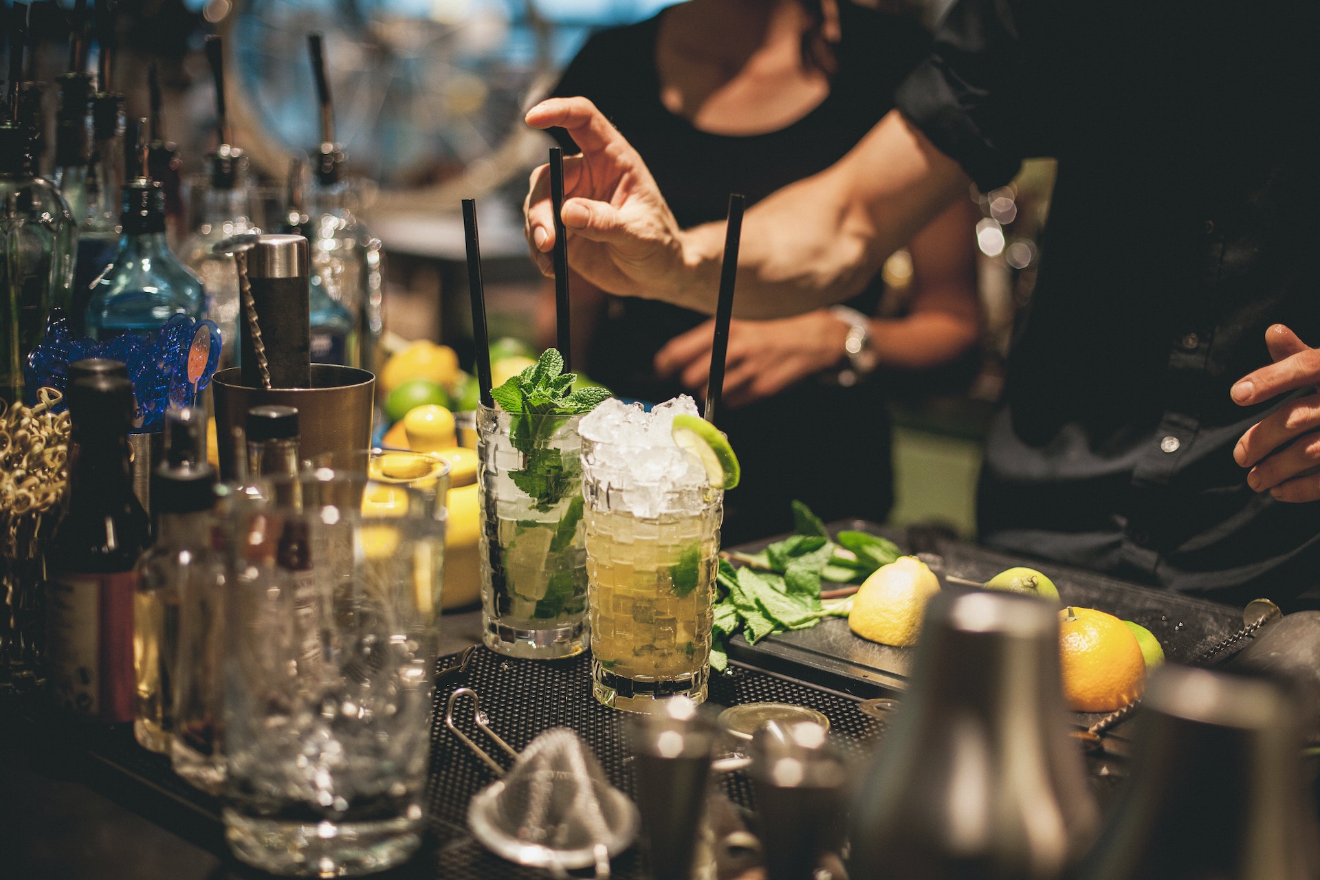 Barman bereidt mojito-cocktails in Berlijn