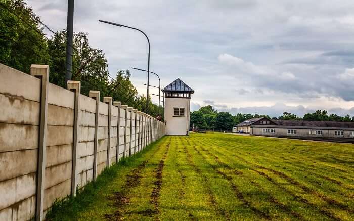 Muur en lobby van nazi-concentratiekamp 