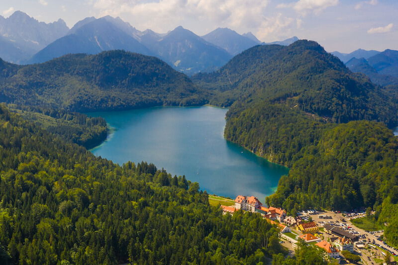 Luchtfoto van het Alpsee-meer in Beieren, Duitsland