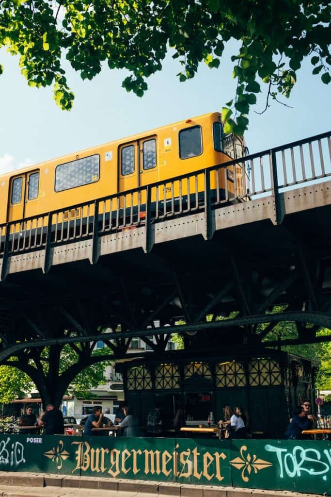 Gele bahn trein in Berlijn 