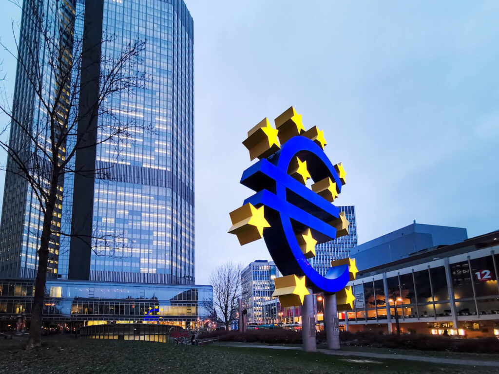 Euro teken.  De Europese Centrale Bank (ECB) is de centrale bank voor de euro en beheert het monetaire beleid van de eurozone in Frankfurt, Duitsland.