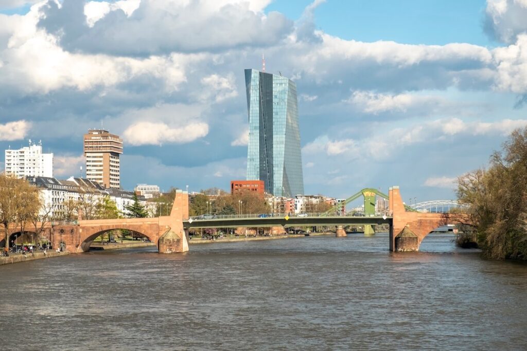 uitzicht op de europese centrale bank met de ignaz bubis-brug en donkere wolken.