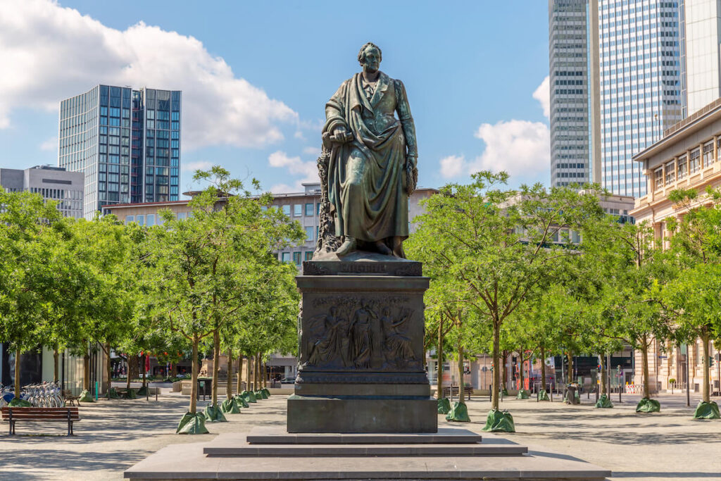 Monument van Johann Wolfgang von Goethe op de Goetheplatz in het centrum van Frankfurt.