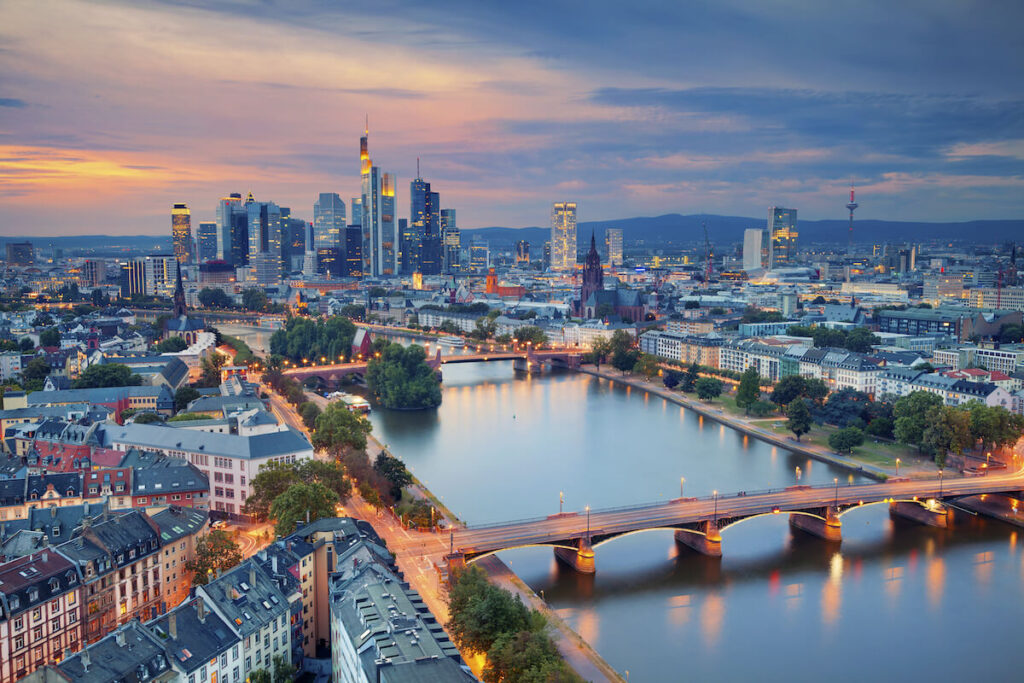 Frankfurt am Main.  Afbeelding van de skyline van Frankfurt am Main tijdens de schemering in het blauwe uur.