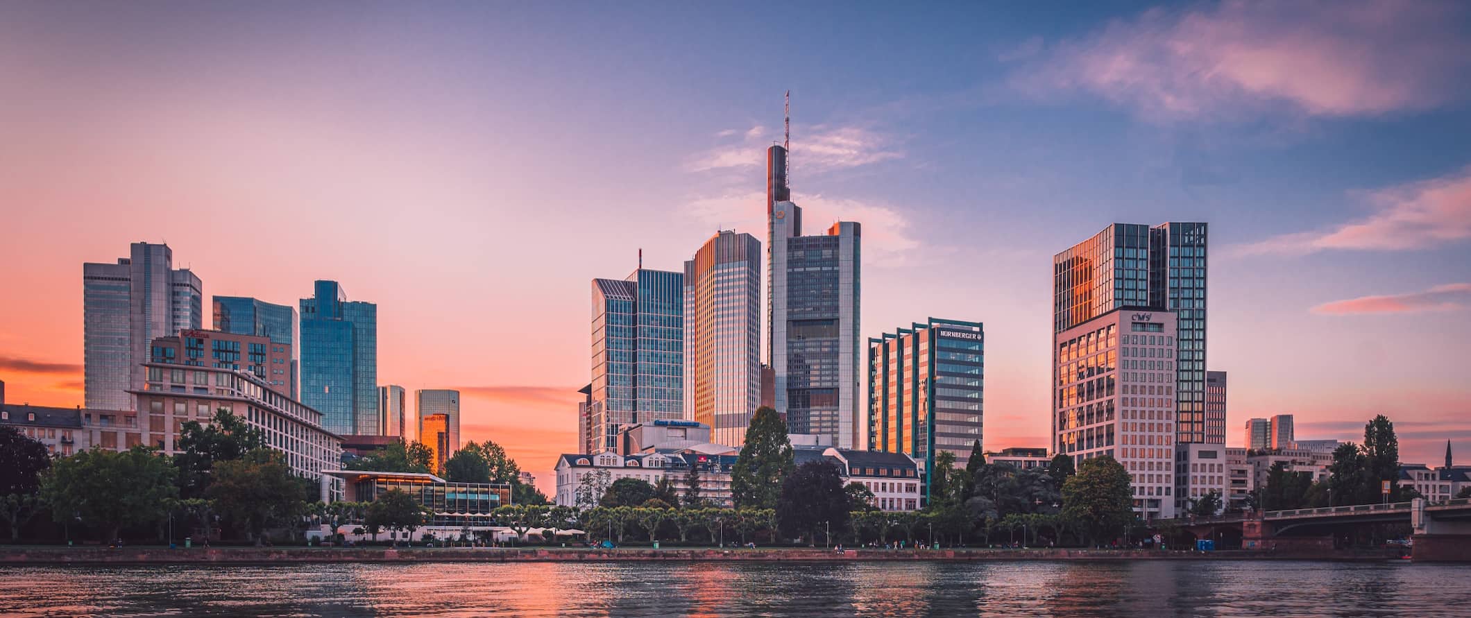 de torenhoge skyline van Frankfurt, Duitsland tijdens een kleurrijke zonsondergang