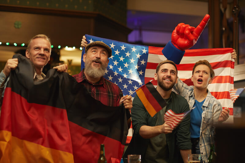 Duitse en Amerikaanse sportfans aan een bar