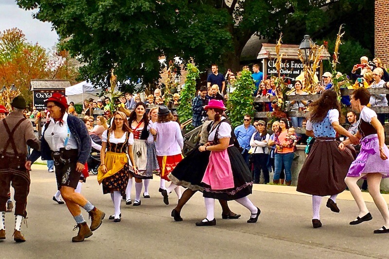 Groep Mensen Die Traditionele Duitse Dansen Doen