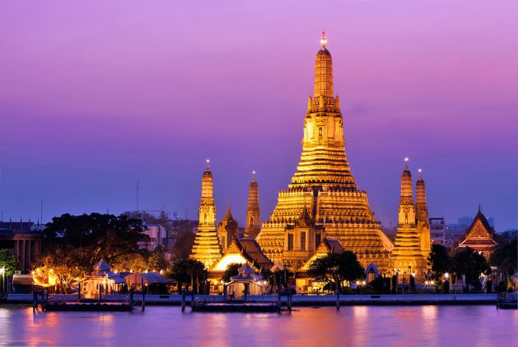 Wat Arun-tempel in de schemering in Bangkok