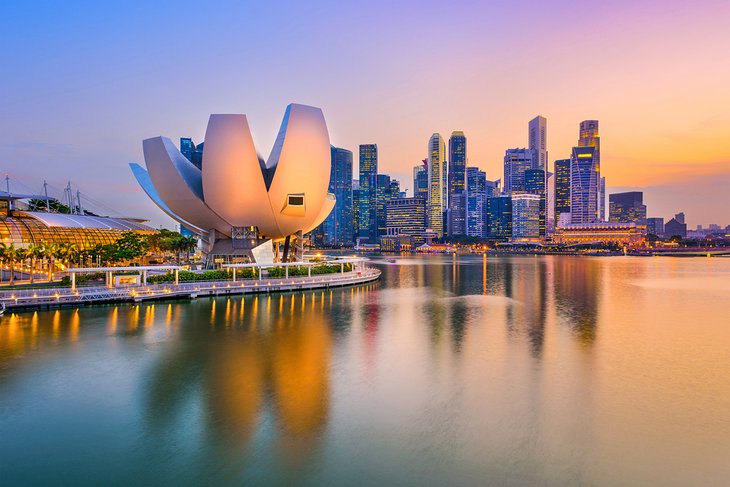 Singapore skyline en jachthaven bij zonsondergang